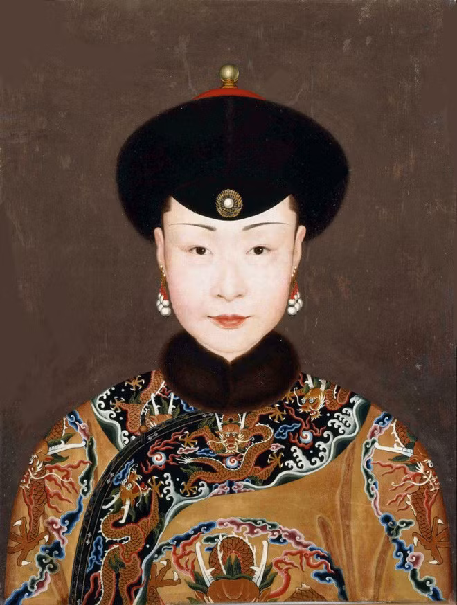Cụ thể, Lệnh phi Ngụy Giai thị sinh ngày ngày 9 tháng 9 năm Ung Chính thứ năm. Bà là con gái của Dương Gia Thị - phu nhân của Ngụy Thanh Thái.
