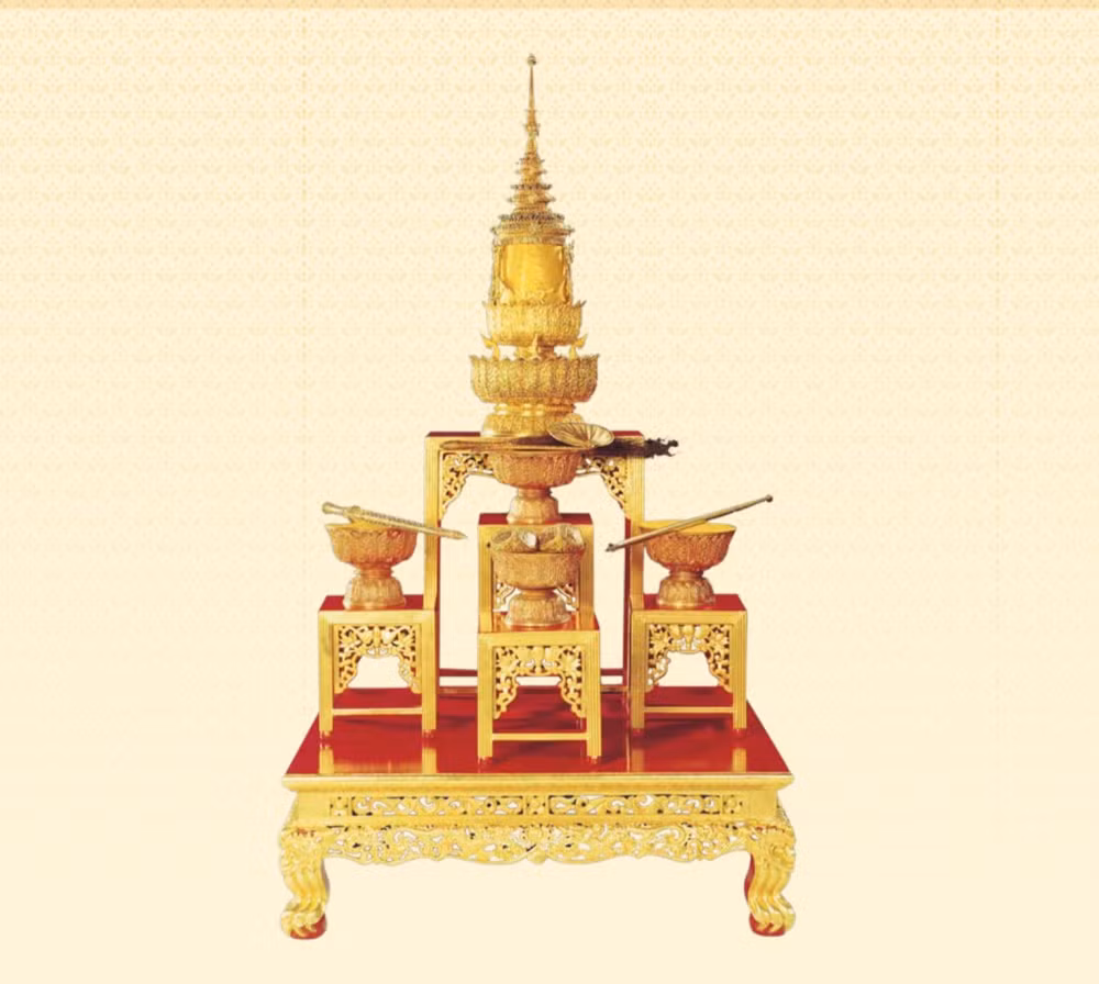 Được làm từ gỗ Javanese Cassia và dát vàng, quyền trượng "Than Phra Kon" có chiều dài 118 cm, tượng trưng cho tính chính thống của nhà vua.