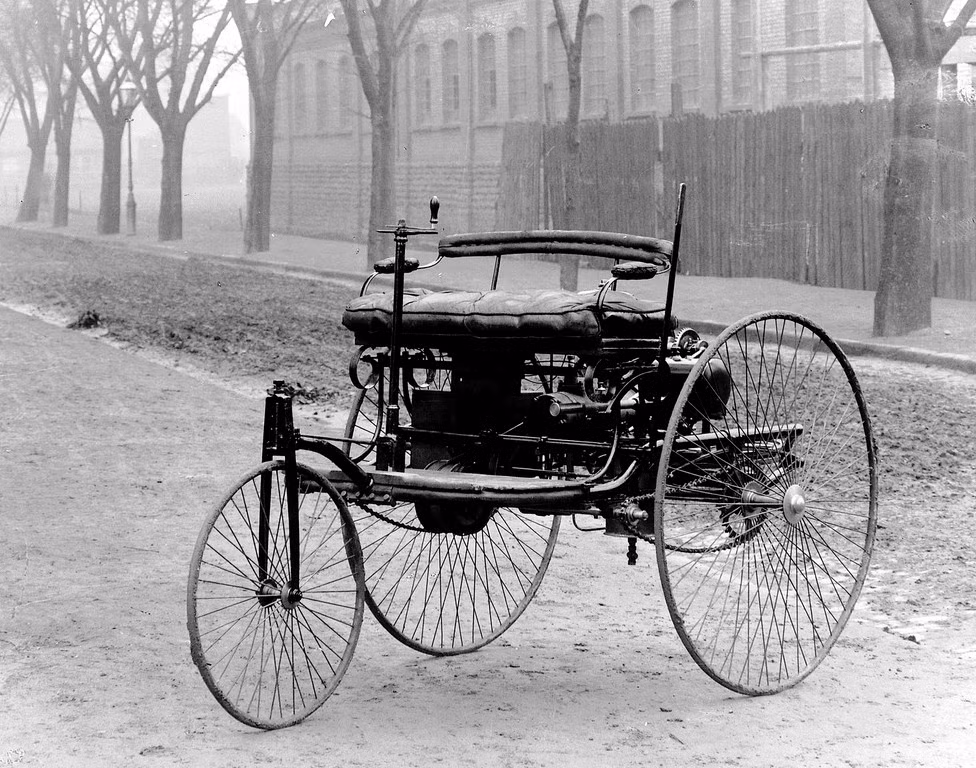 Kỹ sư người Đức Carl Benz và là người sáng lập Mercedes-Benz được nhân loại nhớ đến là người được cấp bằng sáng chế ô tô đầu tiên trên thế giới.