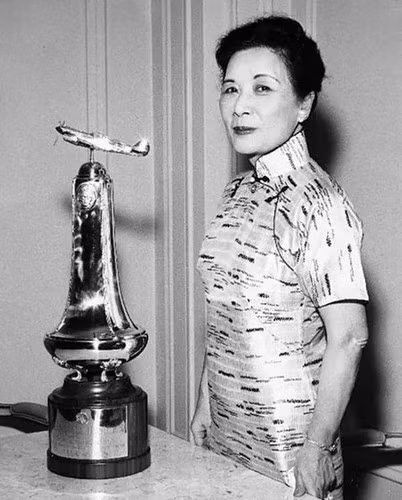 Không chỉ nổi tiếng thông minh, xinh đẹp, Tống Mỹ Linh còn được biết đến là phu nhân của Tưởng Giới Thạch. Bà là một trong những nhân vật nổi tiếng, uy quyền và giàu có trong lịch sử cận đại và hiện đại Trung Quốc.