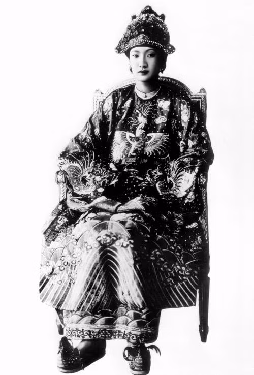Nam Phương hoàng hậu là vợ của vua Bảo Đại - vị vua cuối cùng triều đại phong kiến tại Việt Nam. Bà nổi tiếng xinh đẹp với 3 năm liền đoạt giải Hoa hậu Đông Dương.