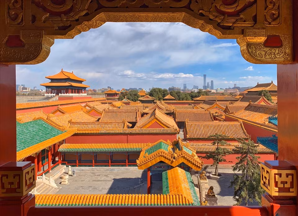 Đến khoảng 8h sáng 9/5, trước khi Tử Cấm Thành mở cửa đón khách, nhân viên bảo tàng Cố Cung trong Tử Cấm Thành phát hiện một lỗ hổng trên bức tường trang trí ở Điện Thành Túc trong Trai Cung. Sau khi kiểm tra, nhân viên phát hiện 9 bảo vật trưng bày trong bảo tàng đã bị đánh cắp.