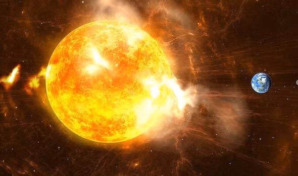 Các chuyên gia thời tiết vũ trụ tại NASA và các cơ quan khác cũng theo dõi sát sao mối đe dọa này và Mặt trời để biết các hoạt động tiềm ẩn nguy hiểm. Các hiện tượng lóa sáng Mặt trời xảy ra khi các đường sức từ của Mặt trời trở nên căng và xoắn gây ra các cơn bão năng lượng điện từ khổng lồ.