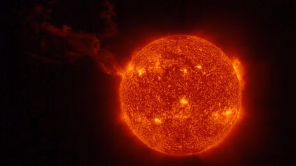Ông Alex Young, phó giám đốc khoa học tại Trung tâm Chuyến bay vũ trụ Goddard của NASA, cho biết: "Chúng ta đang sống trên một hành tinh có bầu khí quyển rất dày, giúp ngăn chặn tất cả các bức xạ có hại được tạo ra từ ngọn lửa Mặt trời".