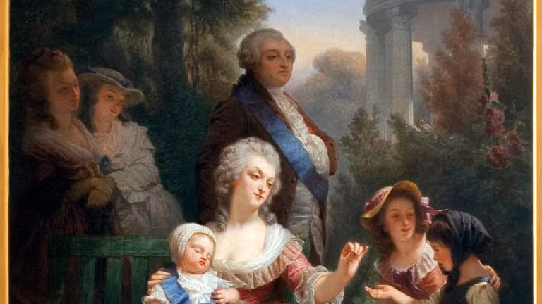 Điều này khiến hoàng hậu Marie Antoinette ngày càng u buồn. Về sau, bà tìm ra cách giải khuây bằng việc mua sắm trang phục, trang sức, giày, phấn son, chơi bài, cá cược đua ngựa...