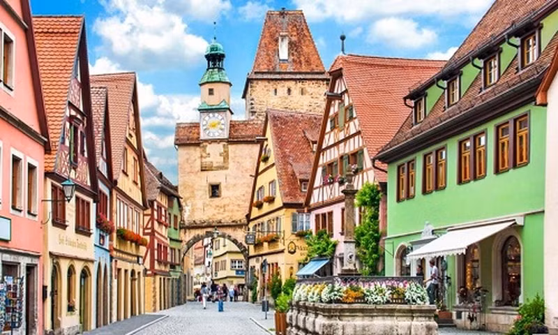 Vì vậy, người dân ở thị trấn Nordlingen không lo bị những tên trộm đến đánh cắp kim cương. Hàng ngày, họ có thể ngắm nhìn, sờ tay vào những công trình dát kim cương khắp thị trấn.