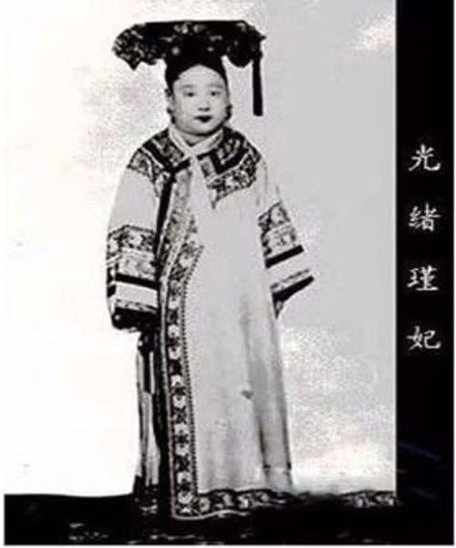 Bức ảnh chụp dung mạo của Cẩn Phi (1873 - 1924). Bà là phi tần của hoàng đế Quang Tự. Qua bức ảnh này, công chúng thấy được Cẩn Phi không hề có nhan sắc kiều diễm. Thay vào đó, bà có vóc dáng thấp bé, gương mặt to tròn. Trên thực tế, hầu hết phi tần, cách cách cuối thời nhà Thanh không hề phải mỹ nhân tuyệt sắc giống như trong các bộ phim cổ trang Trung Quốc.