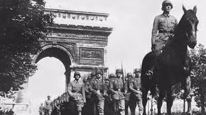 Biết được nếu Paris thất thủ thì đồng nghĩa với việc mất quyền kiểm soát nước Pháp, Hitler bổ nhiệm Choltitz làm Thống đốc Paris. Mục đích của Hitler là muốn Choltitz giám sát quá trình phá hủy thủ đô nước Pháp. Ngay khi Thống đốc Paris là Choltitz đến Paris ngày 9/8/1944, Hitler liên tục nhắc lại mệnh lệnh: "Không được để thành phố này rơi vào tay kẻ thù nếu chưa biến nó thành bình địa".