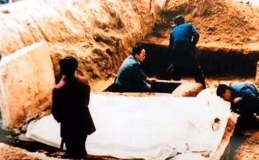 Vào tháng 5/1988, một lão nông sống ở thôn Thành Tử, thị trấn Cự Nguyên thuộc thành phố Cáp Nhĩ Tân tình cờ đào được một phiến đá có khắc hoa văn khi cuốc đất. Sự việc này mở đầu cho khám phá quan trong về một lăng mộ quý hiếm.