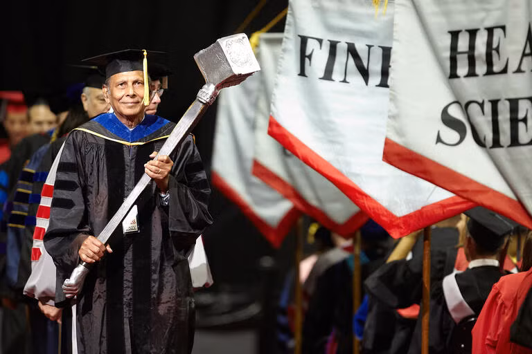 Trang University of Washington có cách lý giải khác, đó là, quyền trượng tượng trưng cho cơ quan quản lý của trường đại học và chỉ xuất hiện khi có sự hiện diện của người đứng đầu cùng các thành viên ban quản trị.