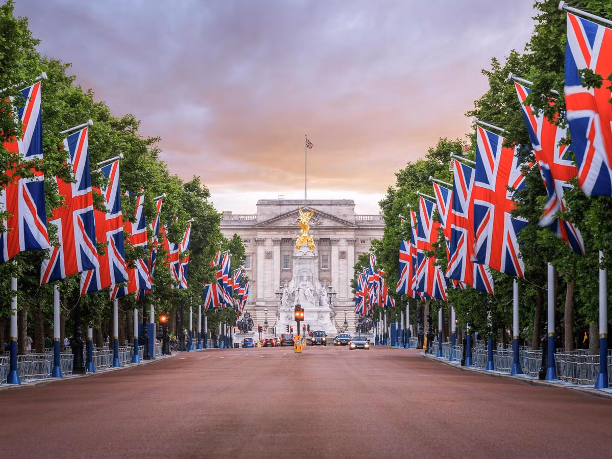 Vào những ngày cuối tuần, Nữ hoàng Anh thường rời cung điện Buckingham ở London để tới nghỉ ngơi tại lâu đài Windsor ở Windsor, Berkshire. Hai địa điểm này cách nhau khoảng 32 km.