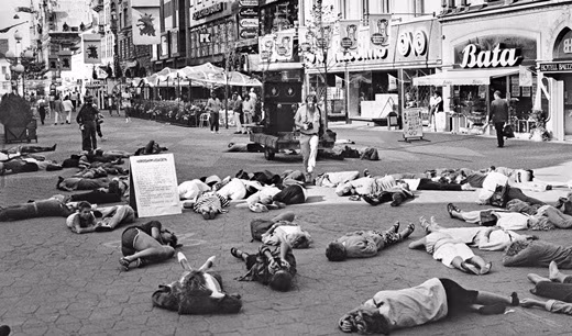 Tổng số người thiệt mạng tại Hiroshima vẫn chưa được xác định vì nhiều nguyên nhân. Rất nhiều nạn nhân chết sau nhiều tháng, thậm chí nhiều năm bởi hậu quả của phóng xạ. Cũng có những áp lực làm con số bị phóng đại hoặc giảm thiểu vì lí do tuyên truyền chính trị. Theo ước tính, 140.000 người dân Hiroshima đã chết bởi vụ nổ cũng như bởi hậu quả của nó.
