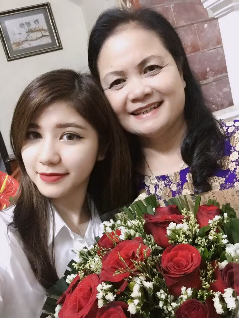 Khi đọc những bài như "Chánh thanh tra tỉnh Thanh Hoá: Đang tiến hành thanh tra việc bổ nhiệm bà Quỳnh Anh" hoặc bài "Thanh Hoá không biết nữ trưởng phòng thăng tiến thần tốc ở đâu ", gia đình tôi phát hiện những bài viết này đã LẤY ẢNH CON GÁI CỦA TÔI tên là LÊ NGỌC HOÀI AN (nghệ danh là AN JA PAN) để thay cho ảnh của cô Quỳnh Anh đặt làm ảnh đại diện đặt dưới tiêu đề của bài báo.