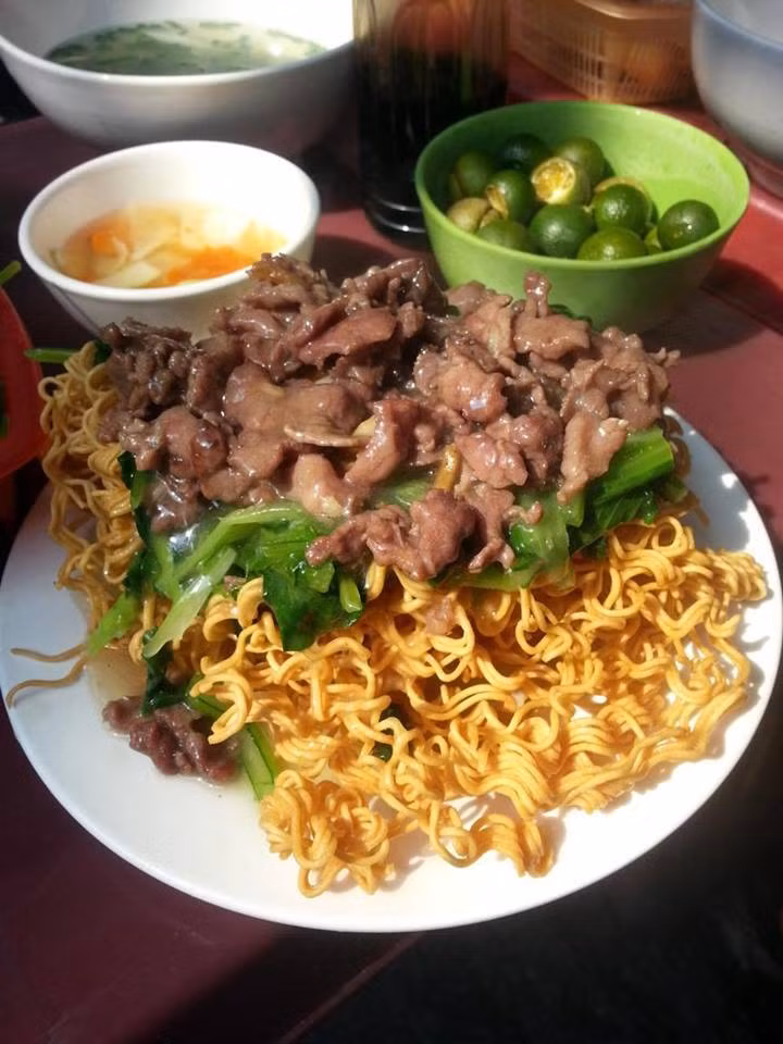 Cuối cùng là món mì xào giòn có 1-0-2. Những bánh mì tôm được chiên giòn kết hợp với thịt bò xào hành tỏi chính là thành phần tạo nên món ăn này. Nguồn ảnh: Facebook Món ngon Hà Nội.