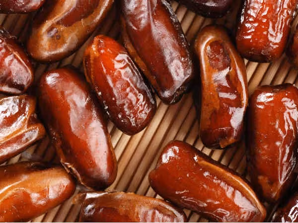 Hỗn hợp sữa chà là giúp làm dịu cổ họng, giảm tình trạng nhiễm trùng, tăng sức đề kháng cơ thể nên rất tốt cho mọi người. Nguồn ảnh: Boldsky. (Thông tin trong bài chỉ mang tính chất tham khảo, trước khi sử dụng bài thuốc, vui lòng hỏi ý kiến bác sĩ).