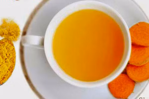 Bên cạnh đó mỗi buổi tối trước khi đi ngủ bạn lấy 1 củ nghệ bằng ngón tay, giã kĩ sau đó lấy thìa chắt lấy nước bỏ bã.