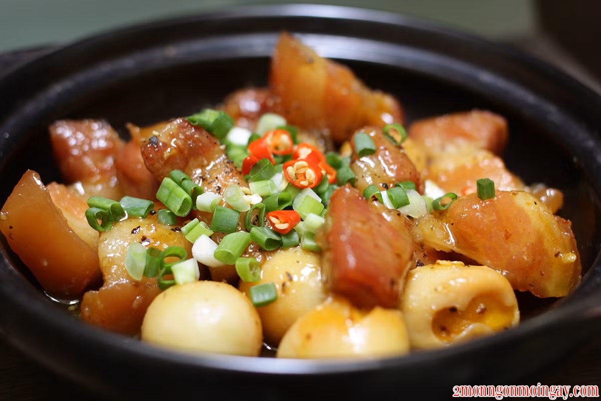 Diễm My 9X lại mê mẩn món thịt kho hột vịt với dưa cải. Diễm My từng chia sẻ, hột vịt kho đậm rất ngon mà không bị ngán ngấy. Cũng vì quá ưa thích món ăn này mà Diễm My kết hợp nó với bánh tráng và các loại rau xanh để ăn kiêng. Ảnh: Món ngon mỗi ngày.