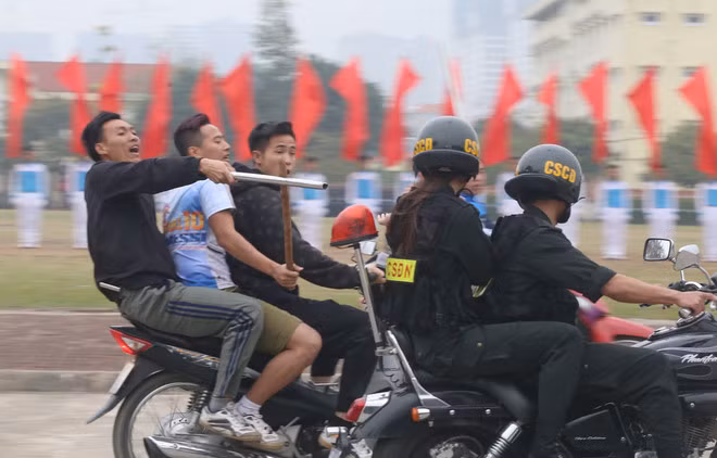 Nữ cảnh sát đặc nhiệm cũng phối hợp cùng nam đồng đội tác chiến trên mọi trường hợp, mọi địa hình, trấn áp tội phạm gây rối trật tự.