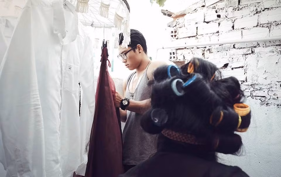 Trong bộ ảnh cưới, cô gái vào vai một cô vợ hung dữ và đóng vai trò như bà chủ của ngôi nhà, chuyên sai bảo, bắt nạt anh chồng hiền lành.
