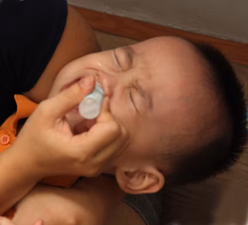 Một số nước xịt mũi có chứa corticoid làm teo niêm mạc trong mũi, họng làm vùng mũi họng mất đi khả năng kháng vi khuẩn tự nhiên của nhờn sinh lý nên vi khuẩn dễ xâm nhập vào cơ thể hơn và gây bệnh