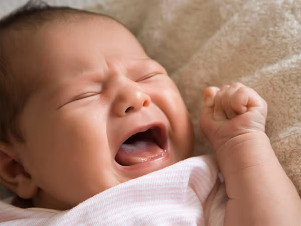Đặc biệt với trẻ em nhiều bố mẹ cho con nằm ngừa để xịt rửa mũi, ở tư thế này tai bé sẽ có vị trí thấp hơn mũi họng nên nước rất dễ lọt vào khiến vi khuẩn tấn công vào tai và gây bệnh. Nguồn ảnh: Marry Baby, Omrom, alobacsi.