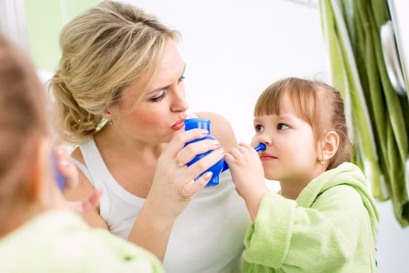 Thói quen rửa mũi chính là nguyên nhân làm cho mũi mất đi lớp dịch tự nhiên ngăn cản vi khuẩn xâm nhập.