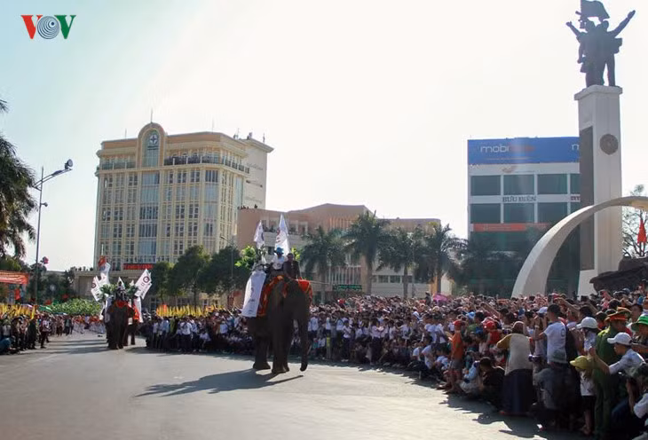Đoàn voi Đắk Lắk diễu hành qua Trung tâm ngã 6, thành phố Buôn Ma Thuột.