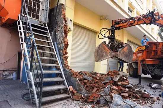 Cũng tại đây, ông Đoàn Ngọc Hải yêu cầu đoàn kiểm tra phá dỡ một bức tường cao 3m, rộng 2m và một cầu thang sắt kiên cố của khách sạn chiếm hết lối đi của người đi bộ.