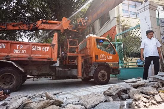 Trên đường Tôn Đức Thắng, đoạn qua khu vực khách sạn 5 sao nơi Phó chủ tịch quận 1 từng "xử" 2 chiếc xe ngoại giao đậu trái phép trên vỉa hè xuất hiện những đống xà bần gây mất mỹ quan. Ông Hải dừng xe lại, yêu cầu nhân viên công ích dọn dẹp vệ sinh, trả lại lối đi sạch sẽ cho người đi bộ
