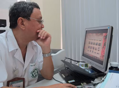 PGS Đỗ Quốc Hùng, nguyên trưởng phòng C7, Viện Tim mạch Quốc gia đang mắc phải bệnh ung thư phổi di căn. Đến thời điểm này đã 5 năm sau khi ông phát bệnh, với những kinh nghiệm bí quyết sống tích cực PGS Hùng vẫn đặc biệt khỏe mạnh, vẫn khám bệnh, làm từ thiện và rất lạc quan yêu đời.