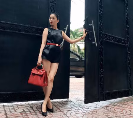 Lúc này, fan hâm mộ mới nhận ra, cô cũng là người thích sưu tầm những túi hàng hiệu.