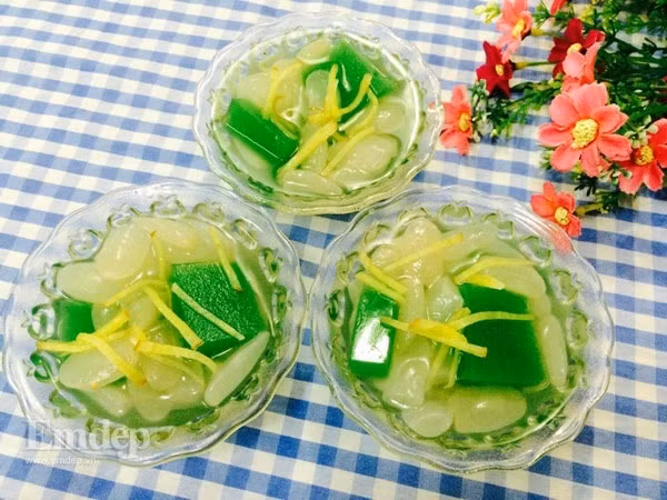 Chè hạt đác cũng là món ăn được yêu thích từ loại hạt trái cây ngon lạ này. Bạn chỉ cần nấu chè như bình thường và thêm hạt đác nguyên vị hoặc hạt đác đã rim trái cây tùy tích vào bát chè và thưởng thức.