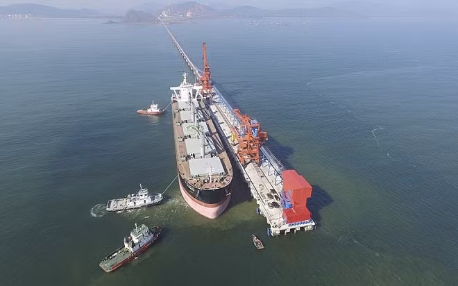 Thông tin trên báo chí, phát biểu tại cuộc làm việc trong phiên họp thường kỳ tháng 2/2023, Chủ tịch UBND tỉnh Nghệ An Nguyễn Đức Trung cho biết, việc trình Ban Thường vụ Tỉnh ủy là giai đoạn thống nhất để triển khai điều chỉnh chủ trương đầu tư; sau đó mới tiến hành các thủ tục đầu tư để đảm bảo khởi công dự án. Sau khi được Ban Thường vụ Tỉnh ủy thông qua, UBND tỉnh Nghệ An sẽ chỉ đạo Ban quản lý khu kinh tế Đông Nam phối hợp với nhà đầu tư thực hiện các thủ tục để đạt được tiến độ khởi công như mong muốn vào cuối quý II/2023. Ảnh: Báo Công thương.