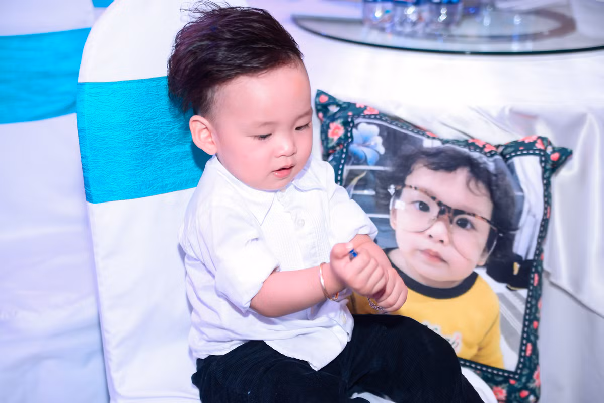 Bé Noah liên tục lấy đồ đạc ra nghịch.
