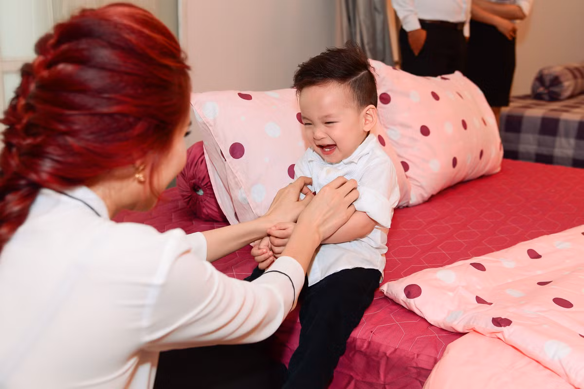 Hai mẹ con Hoa hậu Diễm Hương đùa nghịch cùng nhau.