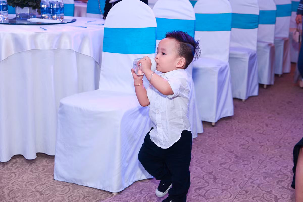 Noah vừa uống nước vừa chạy nhảy xung quanh khán phòng.