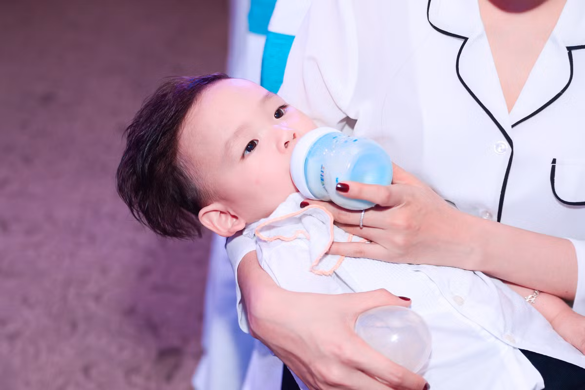 Chỉ đến khi đói, cậu mới chịu nằm ngọn trong lòng mẹ để ăn sữa.