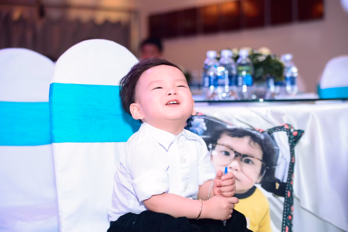 Cậu nhóc liên tục cười nói trong sự kiện.