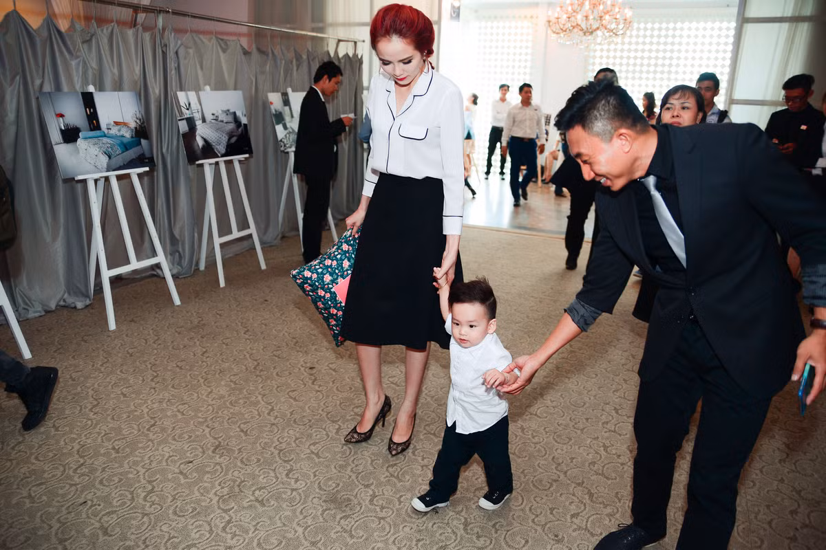 Bé Noah hiện 15 tháng tuổi, đã có thể lẫm chẫm bước đi không cần đến sự giúp đỡ của người lớn.