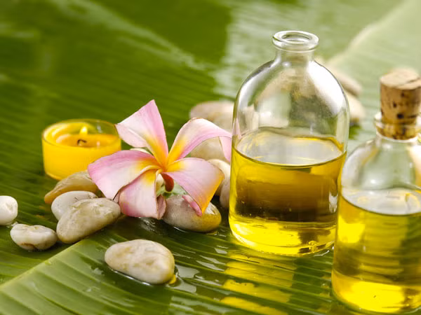 Dầu thầu dầu: Sự kết hợp giữa dầu dừa và dầu thầu dầu rất tốt cho tóc. Bạn có thể bôi hỗn hợp này lên tóc ướt để ủ óc. Một số dưỡng chất cần thiết trong hỗn hợp này sẽ giúp tóc bạn khỏe hơn.