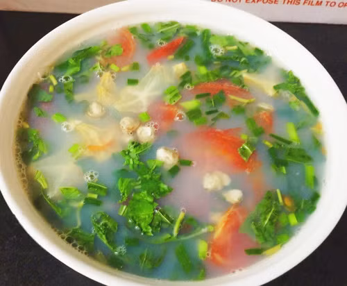 Canh hến nấu chua: Nước luộc hến có vị ngọt thanh rất thích hợp để nấu canh chua. Đối với món này, bạn không cần cho quá nhiều đồ chua, chỉ cần một vài quả cà chua là đủ. Nhớ cho các loại rau gia vị như răm, thì là, hành để món ăn dậy hương vị đặc trưng của hến.