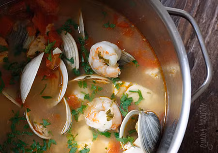Canh ngao chua: Bát canh có vị chua dịu ngọt của khế, cà chua, vị đậm đà của nước luộc ngao, bùi béo của thịt ngao.