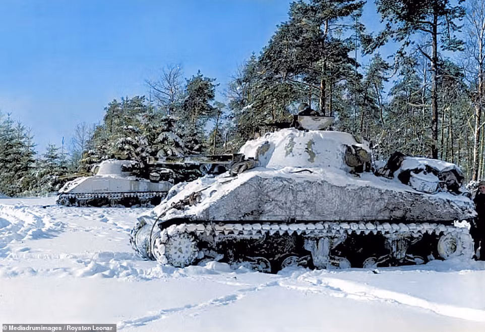Hai xe tăng M4 Sherman của quân đồng minh bị tuyết phủ dày ở St Vith, Bỉ. Mời độc giả xem video: Tái hiện trận chiến lịch sử của Hoàng đế Napoleon (nguồn: VTC14)