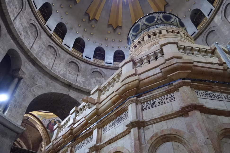 Phiến đá được đặt trong một công trình mang tên Edicule (có nghĩa "ngôi nhà nhỏ" trong tiếng Latin).