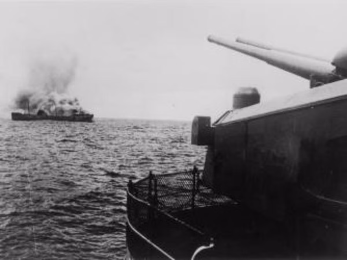 Về sau, Bismarck bị những máy bay ném ngư lôi tấn công và thiết giáp hạm Anh tiêu diệt. Theo đó, Bismarck chỉ phục vụ trong 8 tháng. Mời độc giả xem video: Tiếp tục truy tìm tội phạm chiến tranh thời phát xít Đức (nguồn: VTC14)