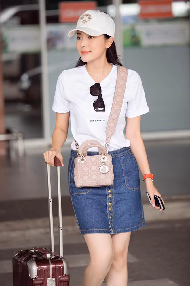 Mỗi khi xuất hiện trước ống kính, Cao Thái Hà cũng diện những set đồ hiệu tinh tế. Hiện tại, "người đẹp Tây Đô" tiết lộ cô chưa có người yêu mới. "Tôi đang tìm hiểu 1 người nhưng vẫn chưa chính thức hẹn hò", cô nói.