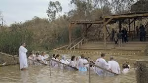 Trong vài năm gần đây, quân đội Israel cho phép các tín đồ thực hiện lễ rửa tội ở Qasr-al-Yahud trong những dịp đặc biệt. Mời độc giả xem video: Thêm hé lộ mới về "hầm mộ" của Chúa Jesus (nguồn: VTC14)