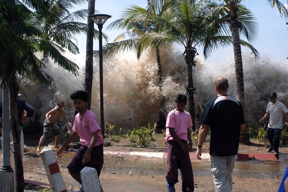 Cụ thể, vào năm 1998, Trưởng văn phòng khí tượng học Thái Lan Smith Thammasaroj đã đưa ra cảnh báo bờ biển tây nam quốc gia sẽ chịu một đợt sóng thần chết người. Khi ấy, rất nhiều người tin dự đoán của nhà tiên tri Thammasaroj sẽ trở thành sự thật.