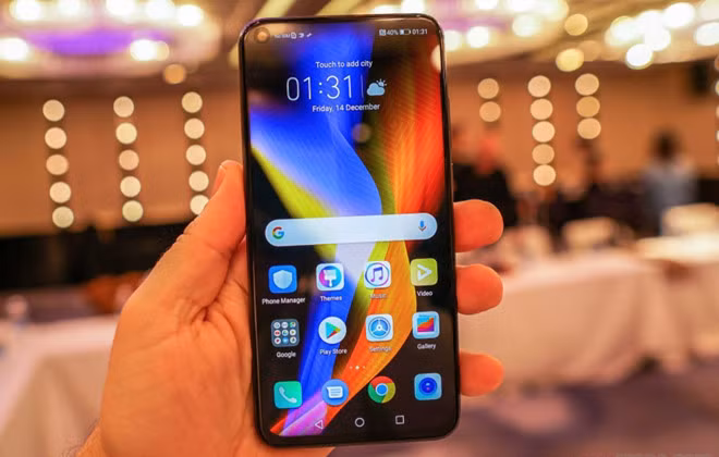Máy được chạy trên nền Android 9.0 và tuỳ biến theo giao diện EMUI. Ngoài cảm biến vân tay ở mặt lưng, model này còn hỗ trợ công nghệ mở khoá bằng khuôn mặt.