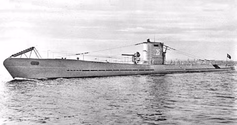 Vì vậy, khi lặn, U-boat được vận hành bởi 100 tấn ắc quy chì. Sau vài tiếng, tàu ngầm của Đức quốc xã buộc phải nổi lên trên mặt nước khi không khí và pin cạn kiệt.